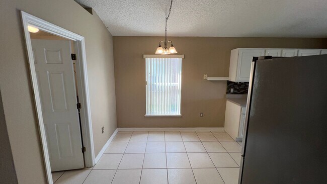 Foto del edificio - Bright & Spacious 4-Bedroom Pet-Friendly H...
