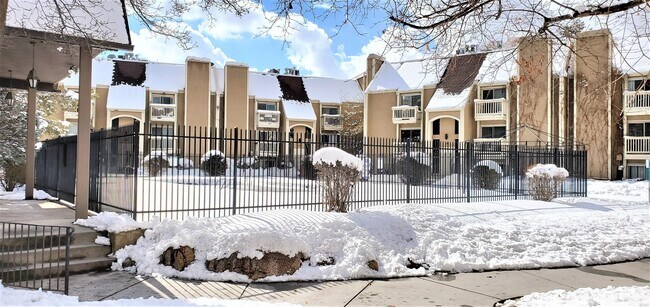 Building Photo - 425 E Creekside Cir