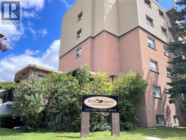 Photo du bâtiment - 283 Fairway Rd N