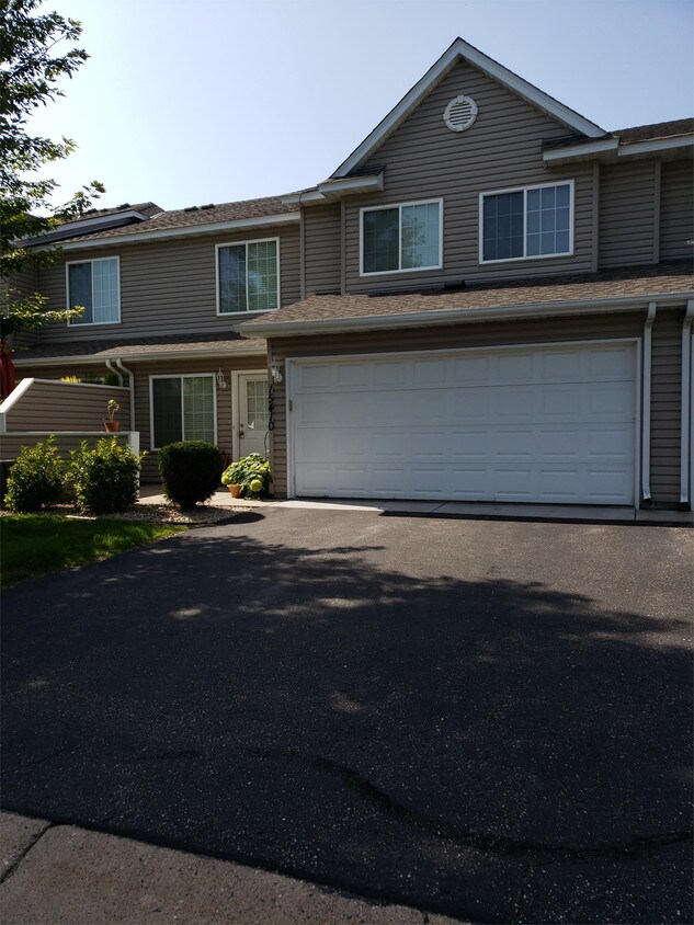 Foto principal - 15410 Radium St NW