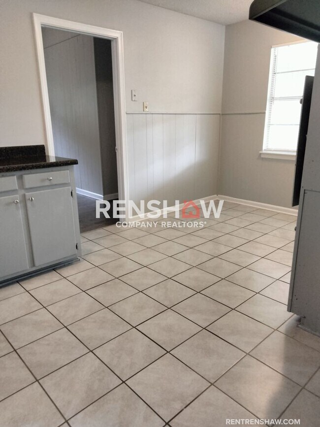 Building Photo - Main St. SOUTHAVEN, MS - Half Off First Fu...