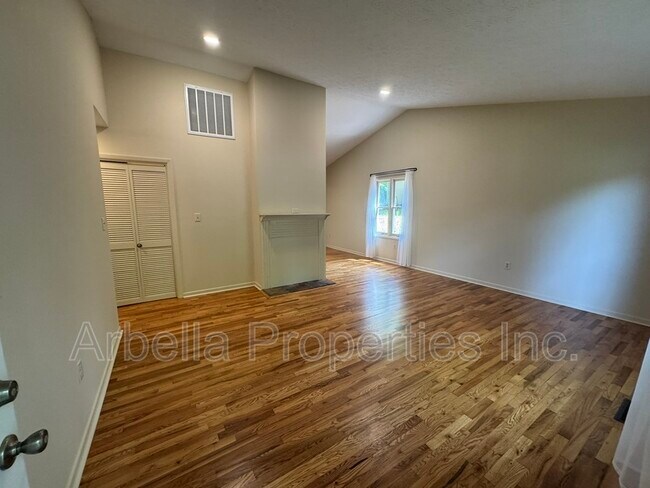 Building Photo - 1029 Surmont Ct