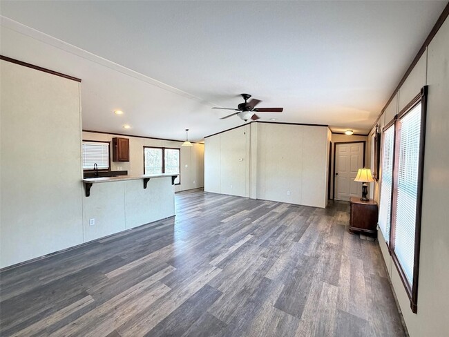 Building Photo - 157 Lakeside Dr