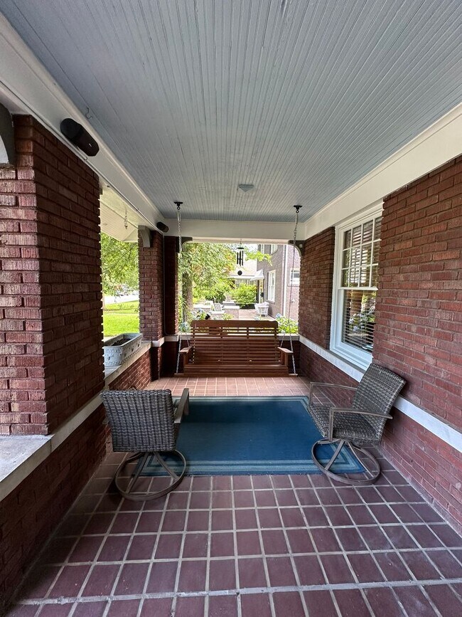 Building Photo - Incredible 3 BR/3BA Bungalow-Evergreen His...