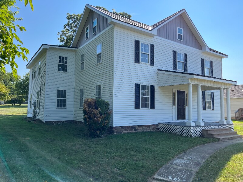 Primary Photo - 9 E Broad Way
