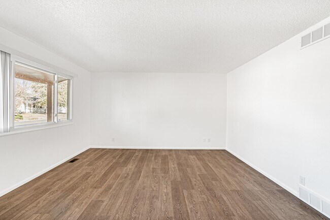Building Photo - Gorgeous 4 Bed 2 Bath Home with Fully Fenc...