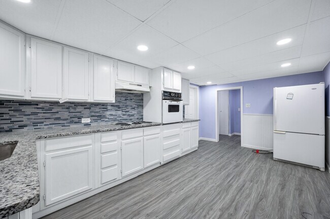 Building Photo - 650 W 8th St