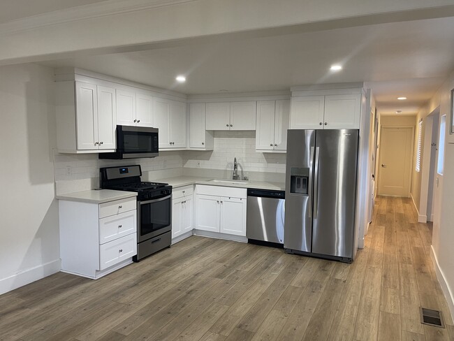 Kitchen w/ all appliances - 829 N Gaffey Pl