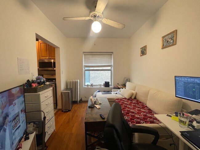 Foto del edificio - 677.5 W Wrightwood Ave