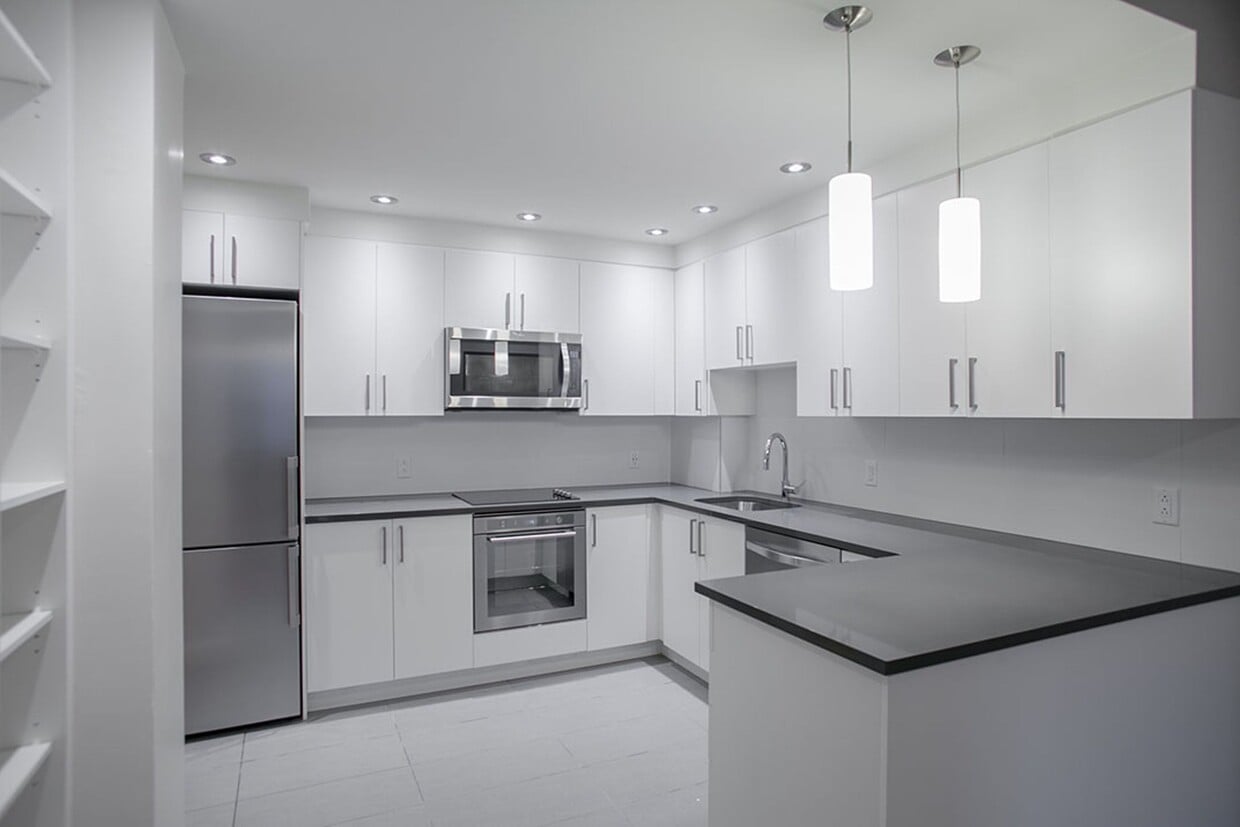 Primary Photo - 3495 Rue de la Montagne