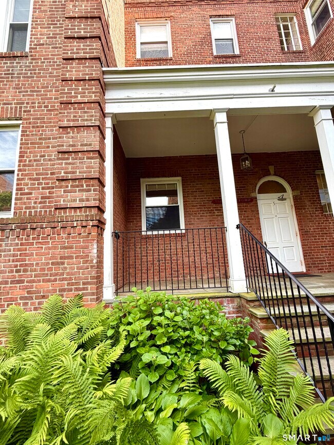 Foto del edificio - 70 Strawberry Hill Ave