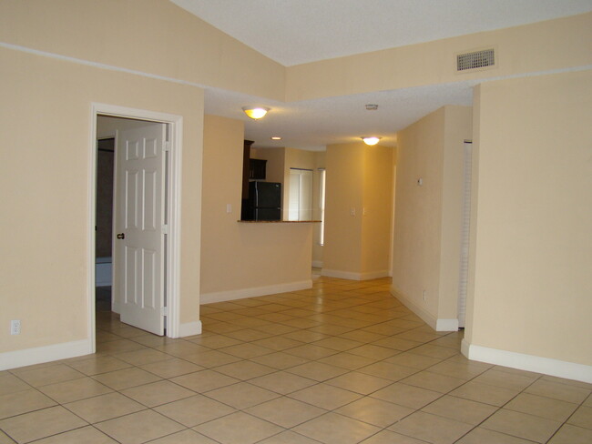 Building Photo - PRIME Location, Competitive Prices & 1 Mon...