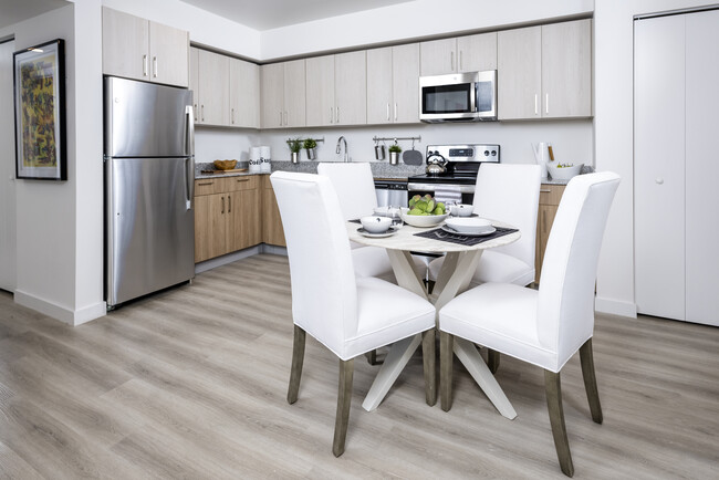 Cocina/comedor de 3 dormitorios - Residences at SoMi Parc