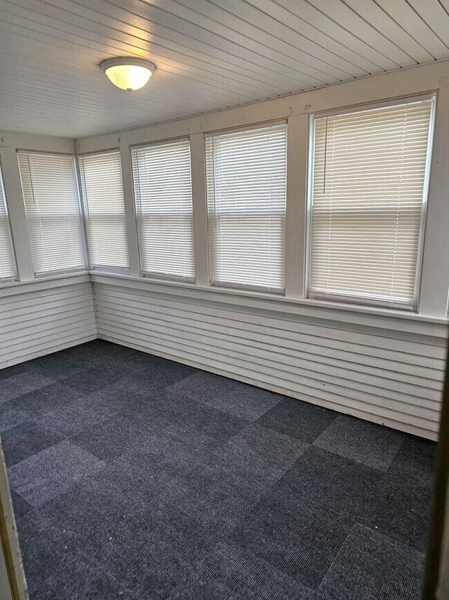 Foto del edificio - FOR RENT- 4 bed home on Hope Ave, Pets ok ...