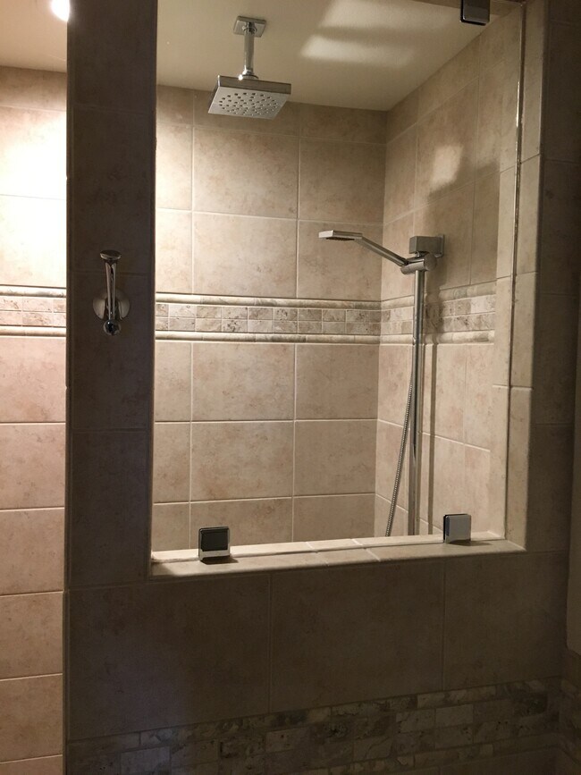 Foto del edificio - 305 S State St