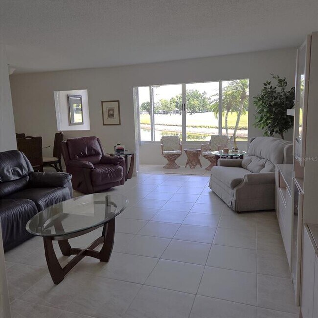 Foto del edificio - 7193 W Country Club Dr N