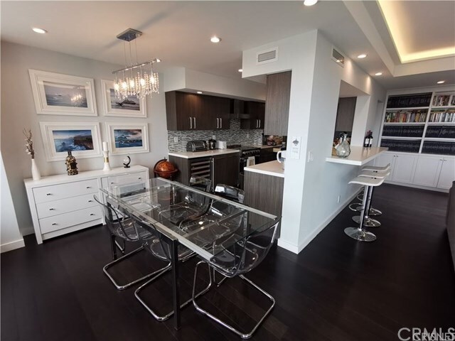 Building Photo - 818 N Doheny Dr