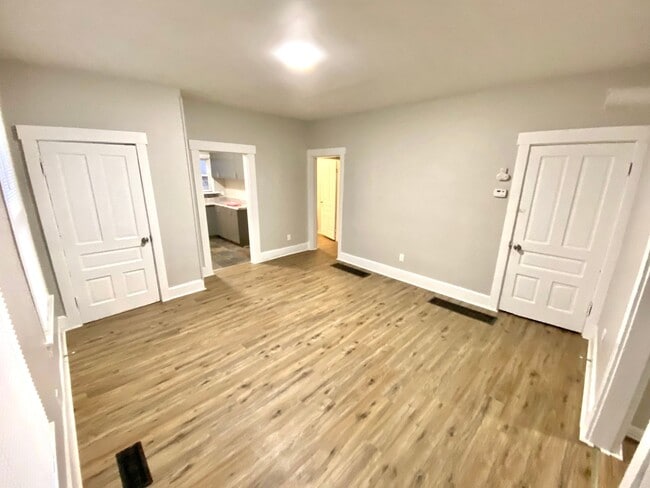 Building Photo - Newly Remodeled Single Family in Middletow...
