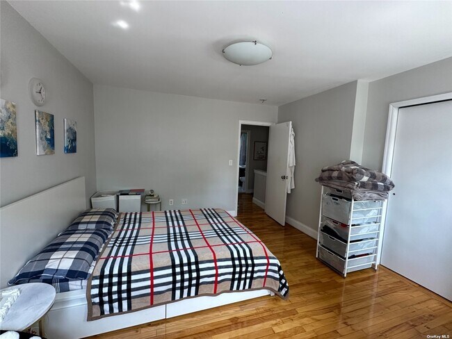 Foto del edificio - 110-41 64th Rd