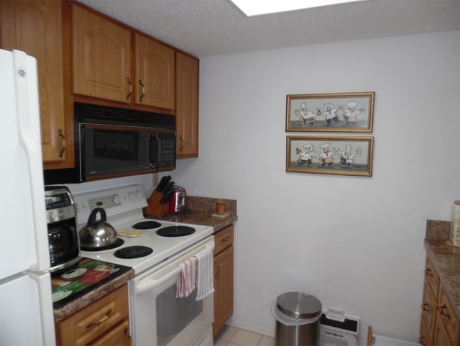 Building Photo - 4040 Oakview Dr