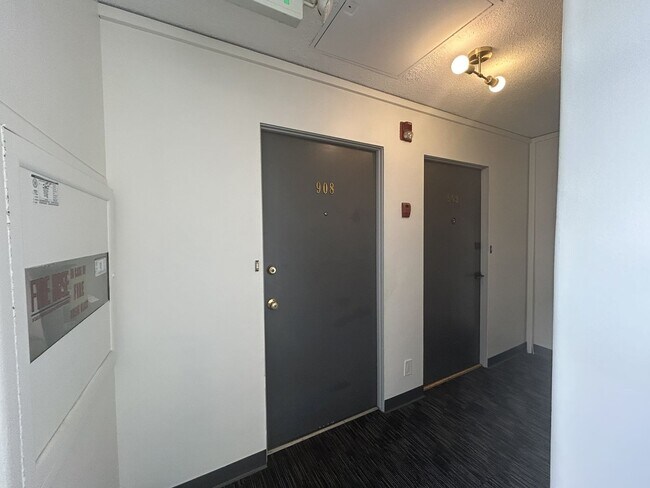 Building Photo - Spacious 2 Bedroom 1 Bath with Downtown View