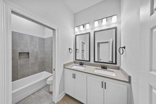 Foto del edificio - 3 Bedroom Home in Rouzan