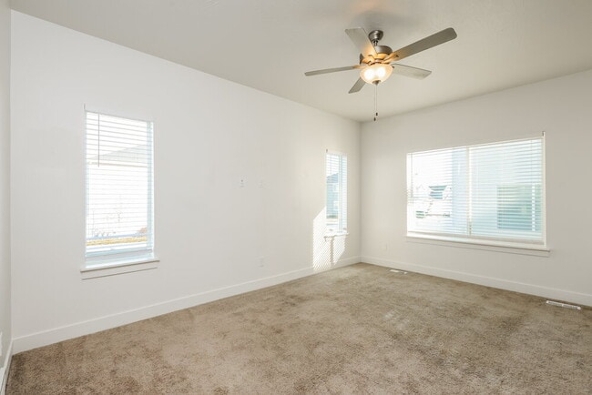 Building Photo - 4762 E Lk Cor Dr