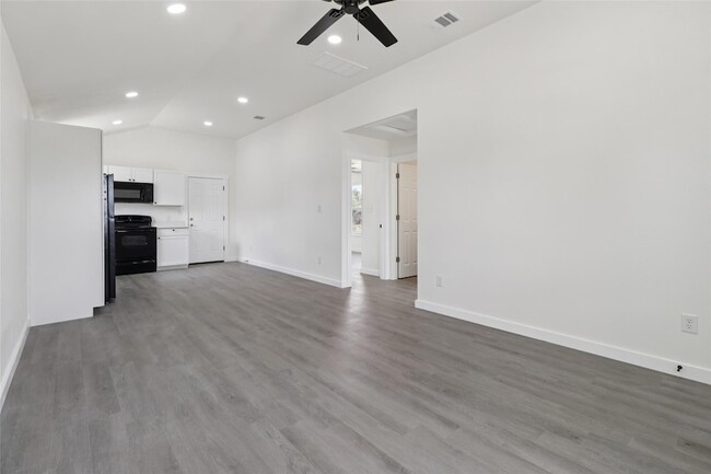 Foto del edificio - 1087 Schubert Ln