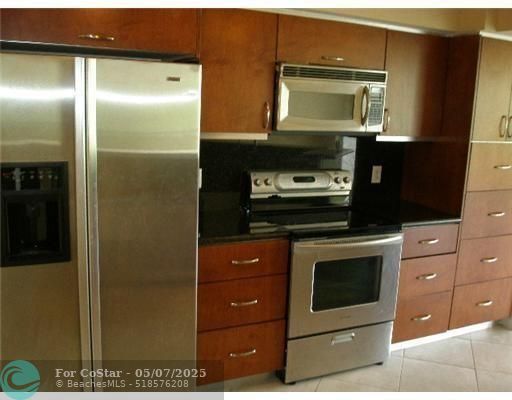 Foto del edificio - 3215 NE 184th St