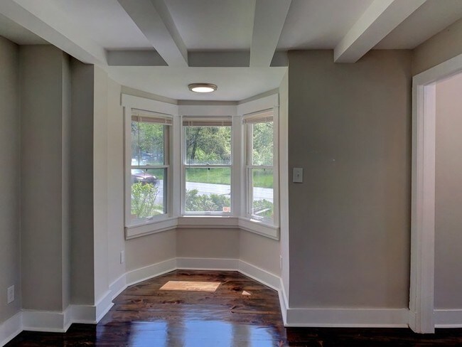 Building Photo - Large 4-bed 2-bath house on a large lot!