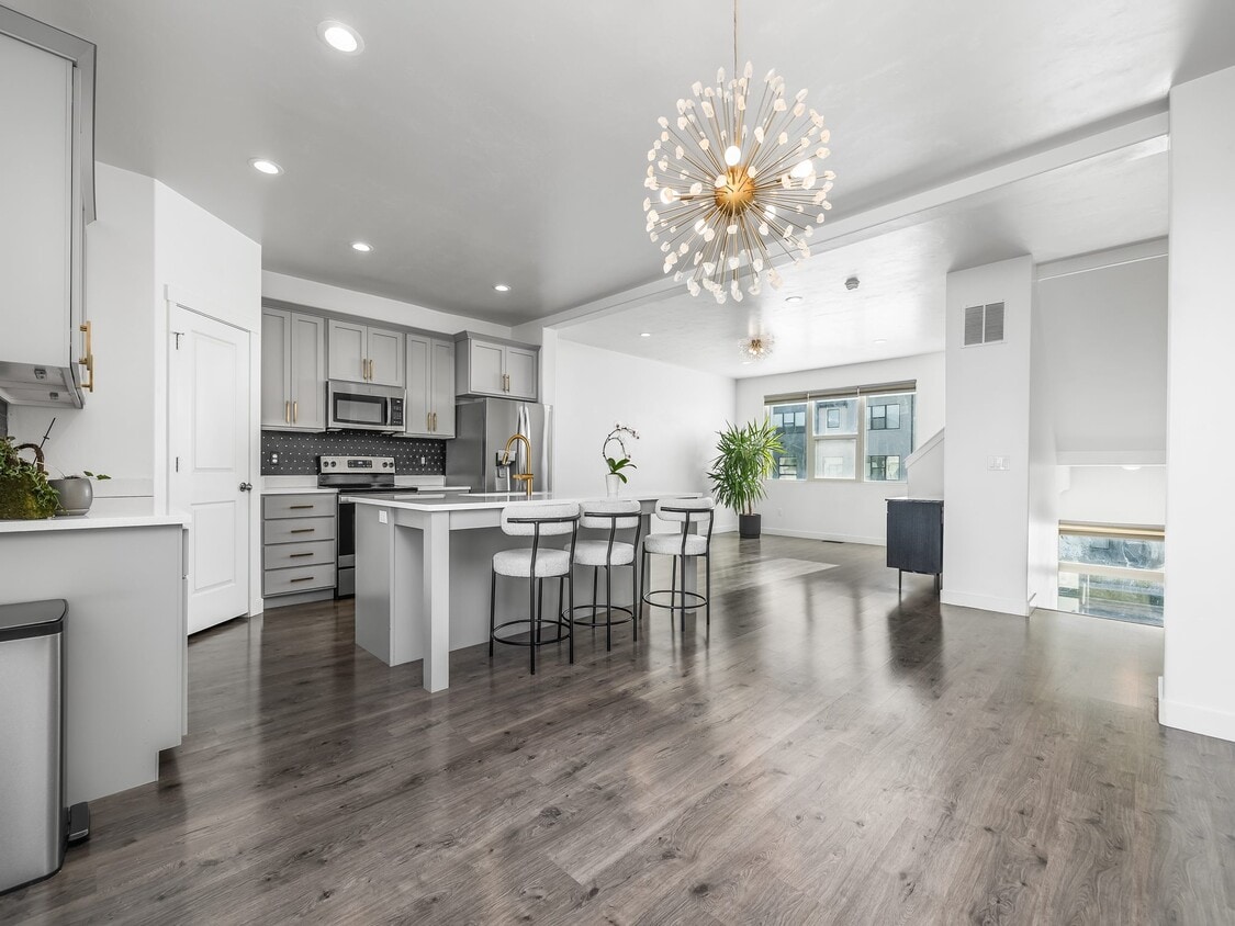 Foto principal - 439 S Meadow Garden Rd