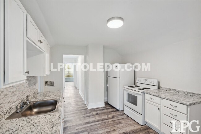 Building Photo - 4039 Vermaas Ave