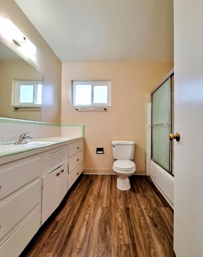 Building Photo - Second Floor 1bd Apartment With NEW Paint & Floors Throughout!