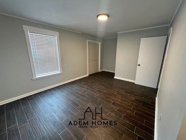 Building Photo - Spacious 4-Bed 1.5-Bath Home: Minutes from...