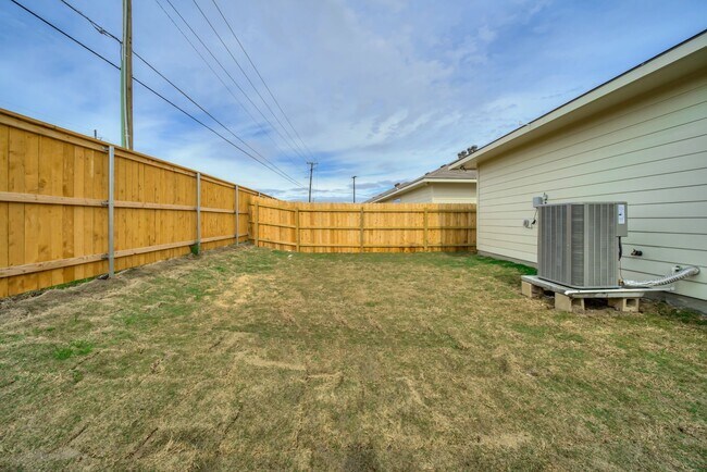 Building Photo - Beautifully designed and thoughtfully maintained duplex