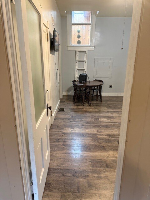 Building Photo - 118 E Main St