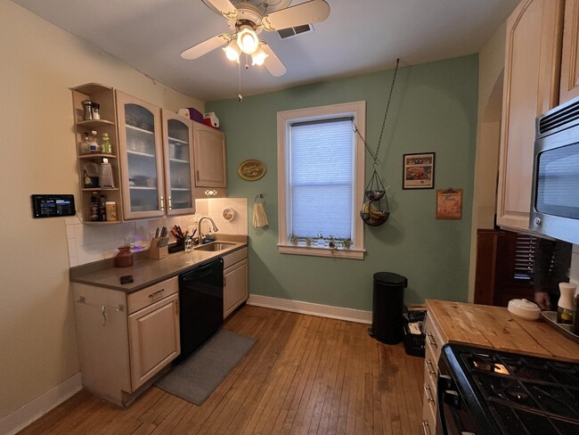 Building Photo - 526 W National Ave