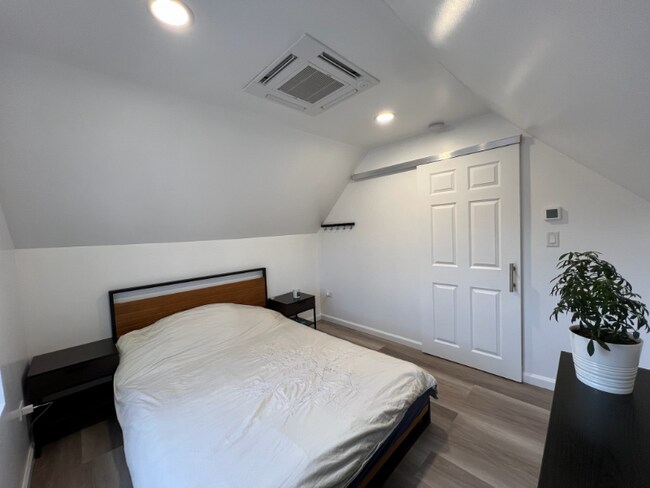 Building Photo - 3422 W Schubert Ave