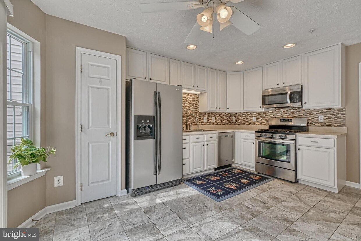 Primary Photo - 206 Colgate Dr