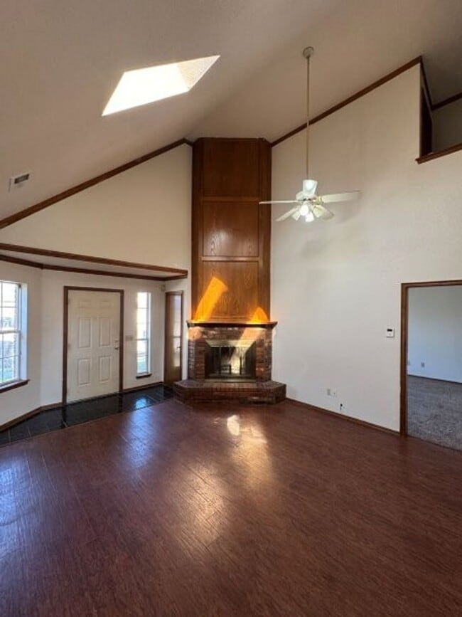 Foto del edificio - 4 bed 2story, 2 full baths, fenced yard, i...