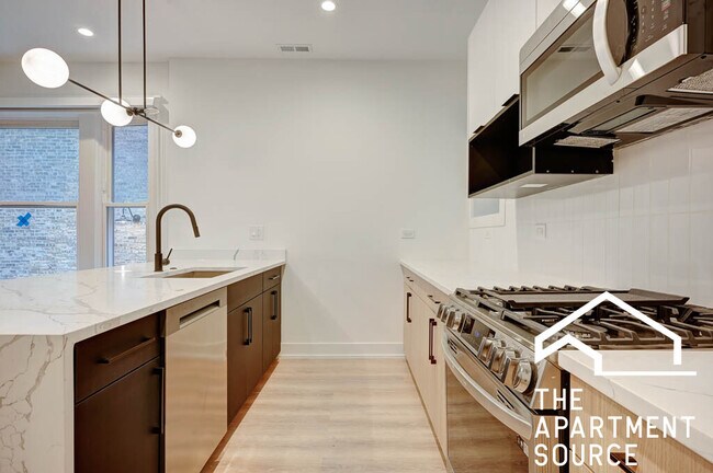 Foto del edificio - 2204 N Kedzie Blvd
