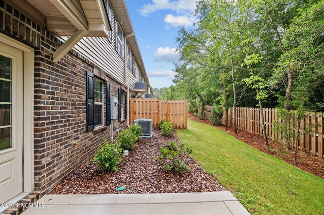 Building Photo - 165 Lark Dr