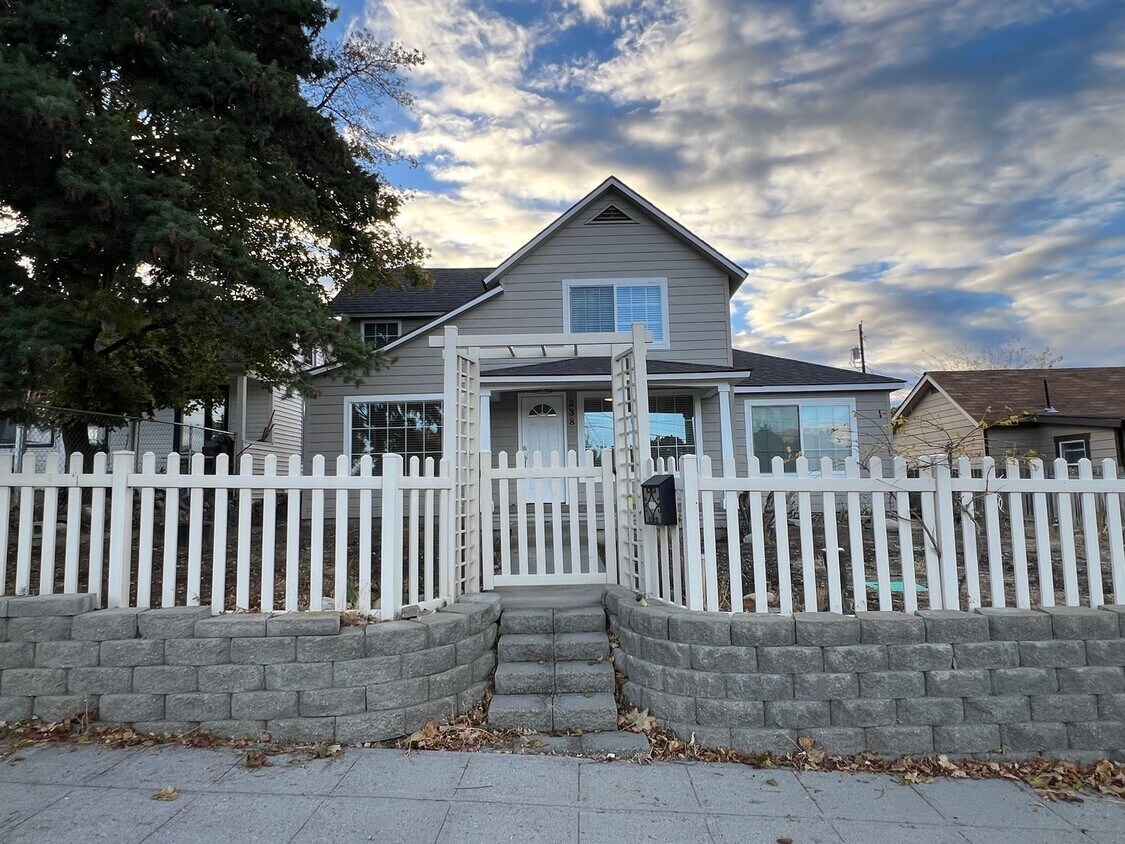 Foto principal - NEWLY REMODELED! 3+ bed, 1.5 bath, a/c, d/w, lots of off street parking!