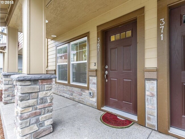 Building Photo - Neat and Tidy Newer Town Home with Two Master Bedrooms and Den on the Main Level - $500 off your ...