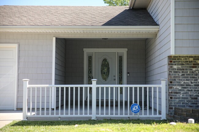 Building Photo - 3001 Arbor Dr