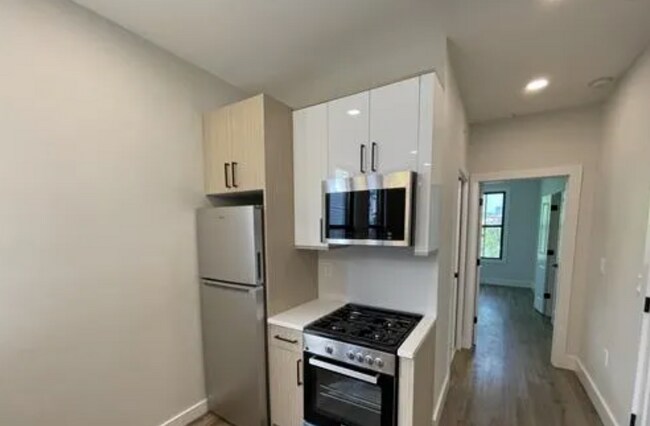 Building Photo - 130 Bayview Ave