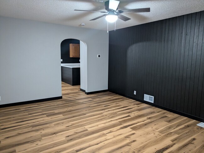 Sala de estar en el piso superior - 2222 Diagonal Rd