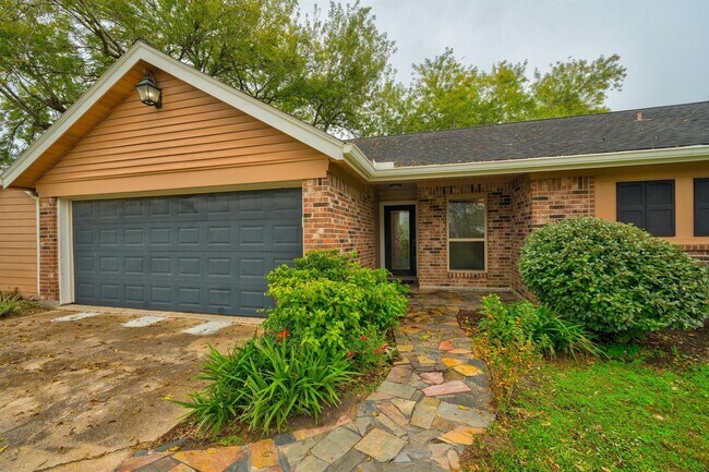 Building Photo - This charming 3-bedroom, 2-bathroom oasis ...