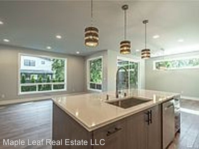 Building Photo - 5 br, 2.5 bath House - 2026 NE 175th St