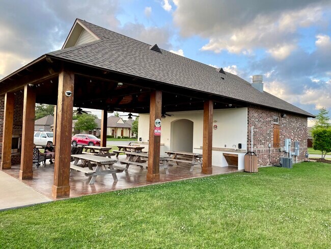 Building Photo - 204 Meadow Lake Dr